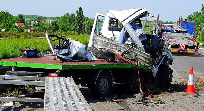 Öt jármű ütközött két balesetben egymástól néhány száz méterre az M5-ösön, Kecskemétnél