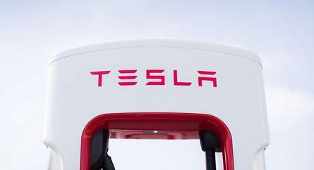 A Tesla egyre inkább töltőüzemeltetővé válik