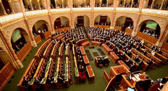 Így iktatták be Orbán minisztereit a Parlamentben – képek