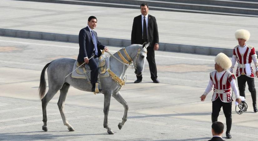 Szobrot kap Türkmenisztánban a volt elnök kedvenc lova