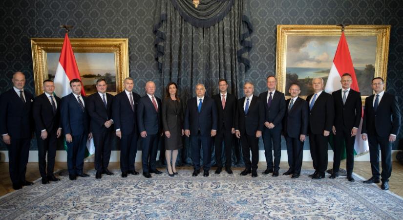 Esküt tettek az ötödik Orbán-kormány miniszterei