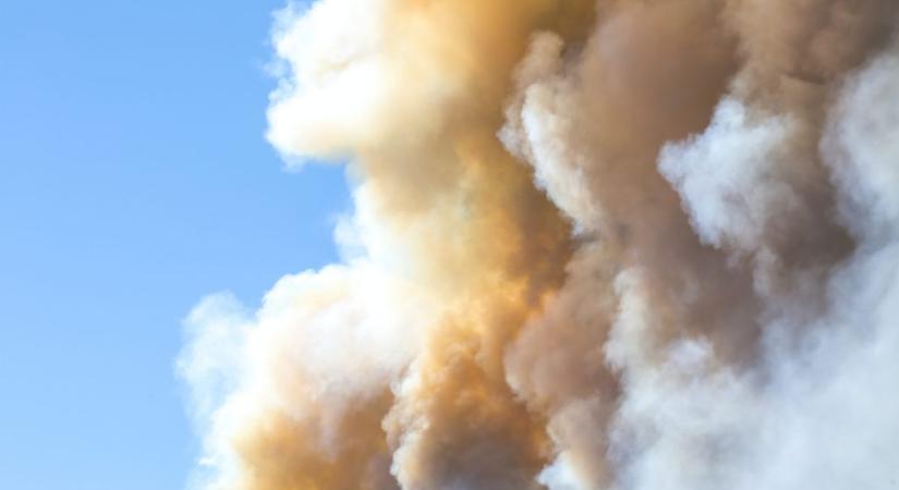 Tűz Kőbányán: hatalmas területen ég az elektronikai hulladékhalom