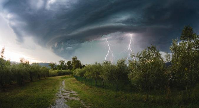 Kedd estétől viharokra figyelmeztetnek a meteorológusok a nyugat-szlovákiai járásokban