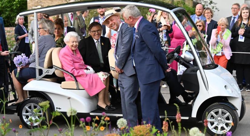 II. Erzsébet királynőt golfkocsival vitték körbe a Chelsea Virágkiállításon