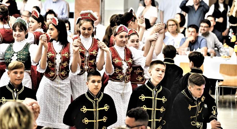Palotást táncoltak a szolnoki Szegő Gábor Általános Iskola diákjai