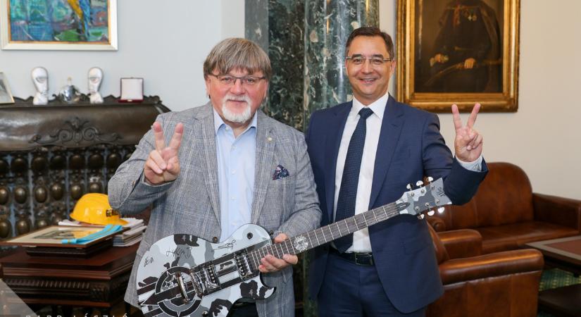 Debrecen polgármestere meglátogatta győri kollégáját és a papagájait