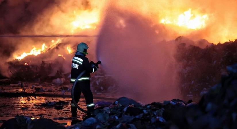 Hatalmas területen ég a hulladék Nyíregyháza határában, nánási tűzoltók is érkeztek a helyszínre