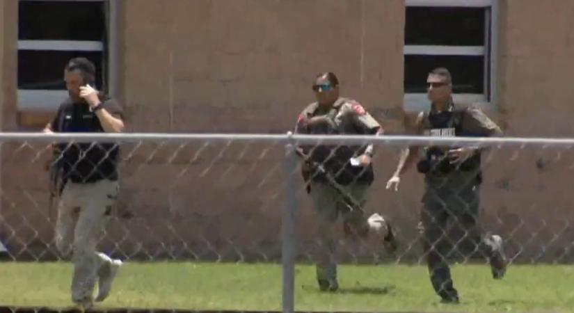 Tizenöt embert öltek meg egy texasi iskolában