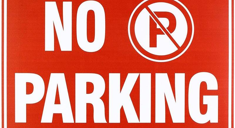 Júniustól tilos a parkolás a Deák Ferenc utcában