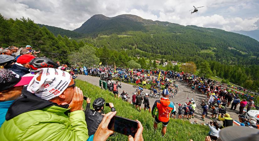Peák Barnabás csapattársa Jan Hirt nyerte a Mortirolós szakaszt a Giro d’Italián