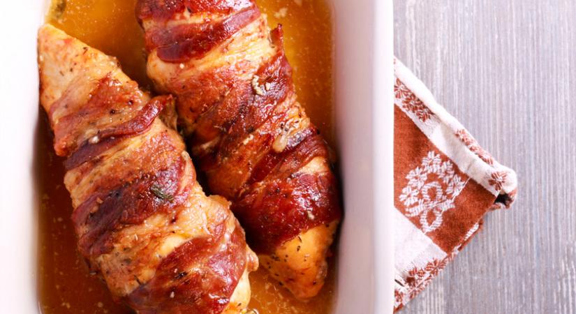 Omlós csirkemell sajttal és spenóttal töltve: baconbe csomagolva nem szárad ki a hús