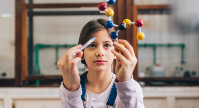 Így kellene változnia az oktatásnak a tudományos sikerek és a tanárutánpótlás érdekében - Szakértőkkel a kémiatanítás helyzetéről