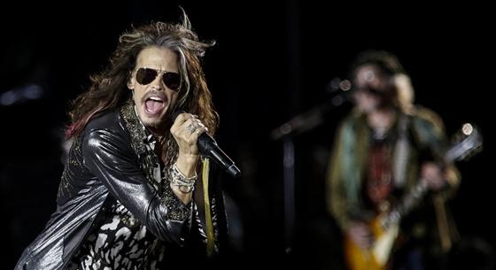 Rehabra vonul Steven Tyler: visszaesett az Aerosmith énekese