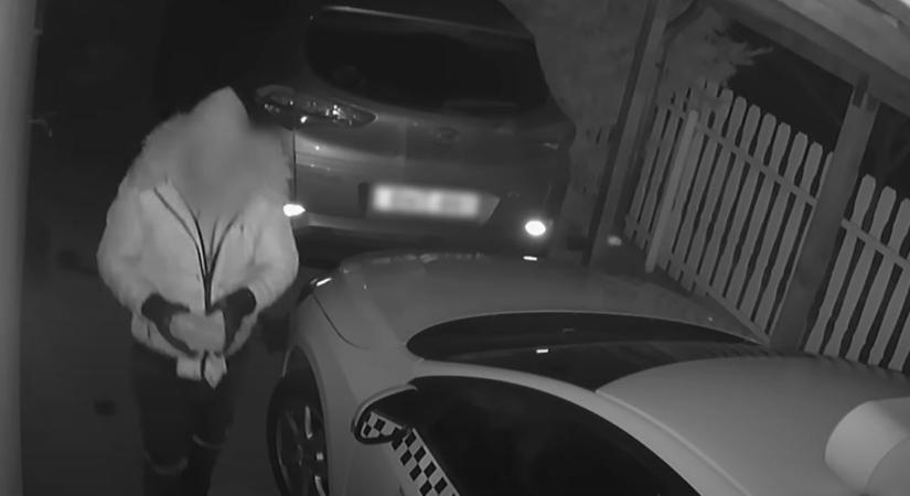 Téglával ütötte ki magát egy férfi Budapesten, pedig csak a taxi ablakát akarta betörni (VIDEÓ)