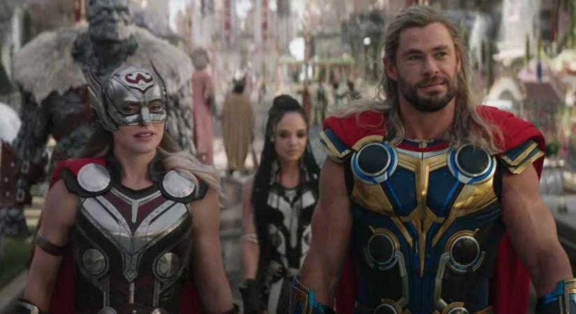 "Ez a film nagyon durva lesz a halláskárosultaknak!": Taika Waititi iszonyú vicces screenshotokkal és kommentekkel kritizálta a Thor 4. előzetesének auto-feliratát