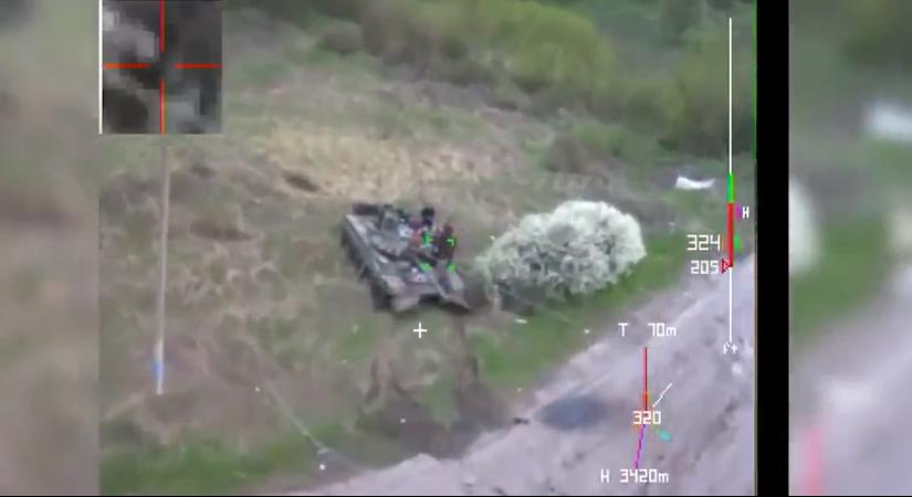 Videón, ahogy az amerikai Switchblade drón likvidálja az ellenséges tank személyzetét