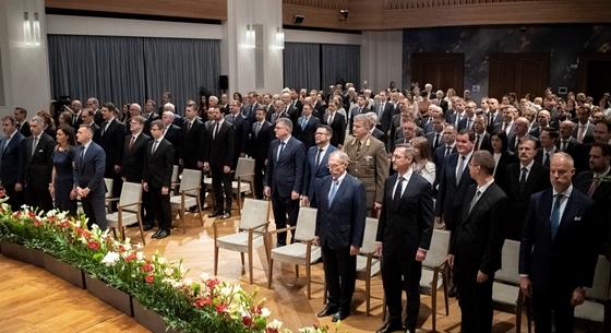 Névsor még nincs, de Novák Katalin közzétett egy fotót az új államtitkárokról