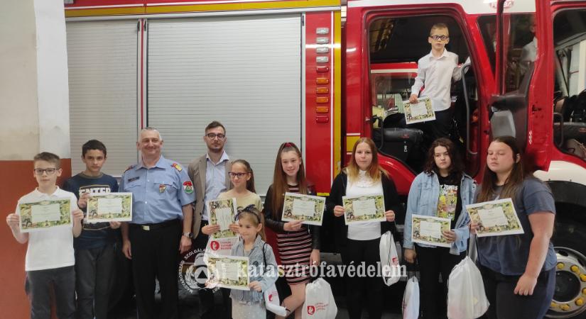 Tűzoltók díjazták a megyei fiatalokat alkotásaikért