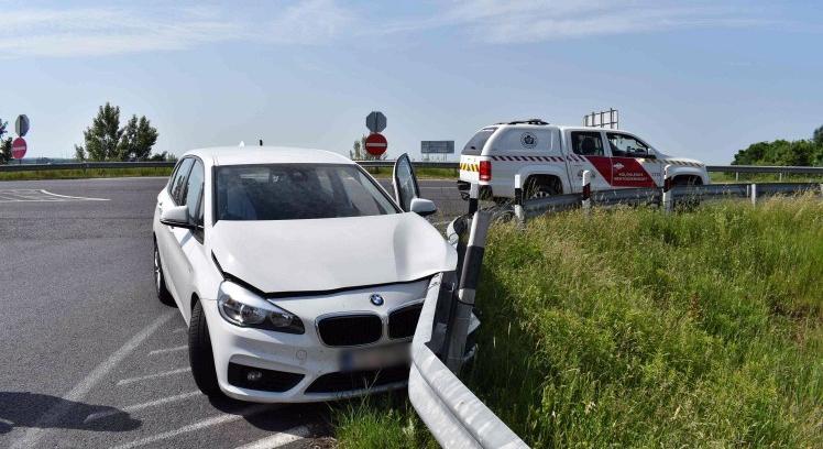 Horvát BMW-s ütközött szalagkorlátnak Sormás és Eszteregnye között