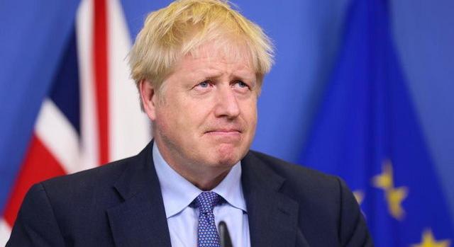 Új fotók kerültek elő a karantén alatt fékevesztetten bulikázó Boris Johnson-ról