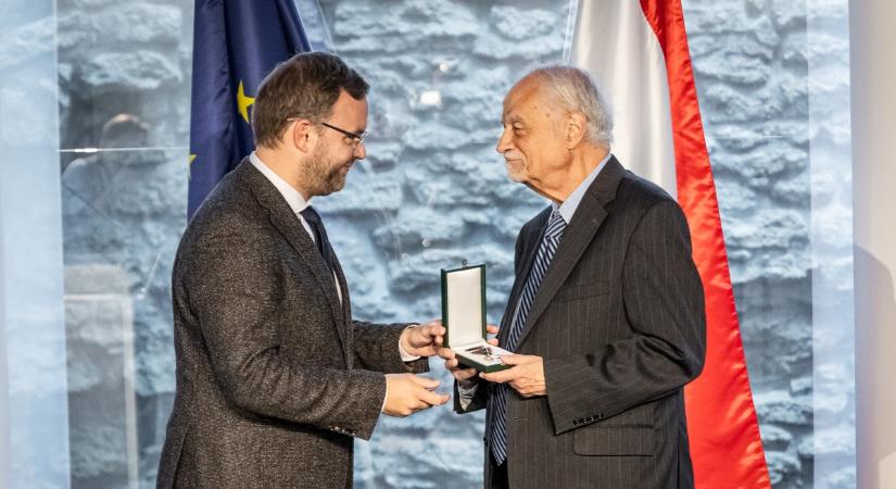 A szuverenitás védelmében – Orbán Balázs átadta John Fontenak a Magyar Arany Érdemkeresztet