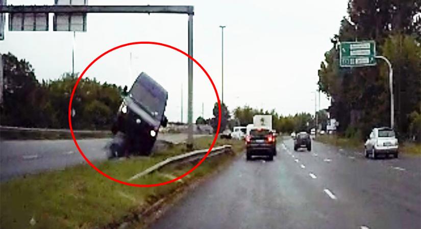 Videón, ahogy átrepül a furgon az elválasztó padkán, majd egy autóval összeütközik