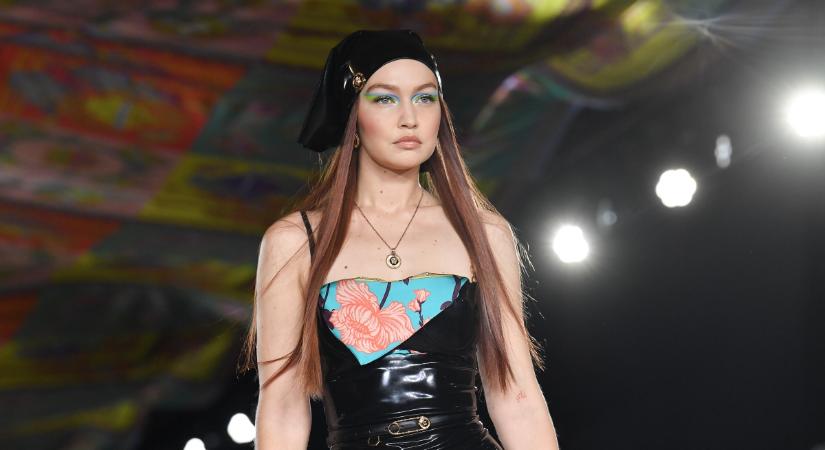 Logómánia és holdjáró cipő: Gigi Hadid visszahozza a ’90-es évek legmerészebb trendjeit