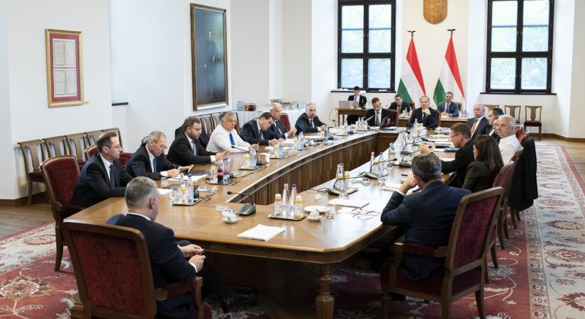 Orbán Viktor bejelentette: jönnek újra a különadók