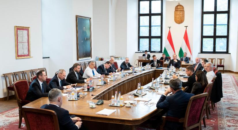 Orbán: Rezsivédelmi és honvédelmi alap extraprofitokból