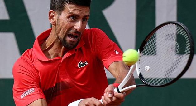 Roland Garros: Djokovics három szettben, Zverev meccslabdát hárítva győzött