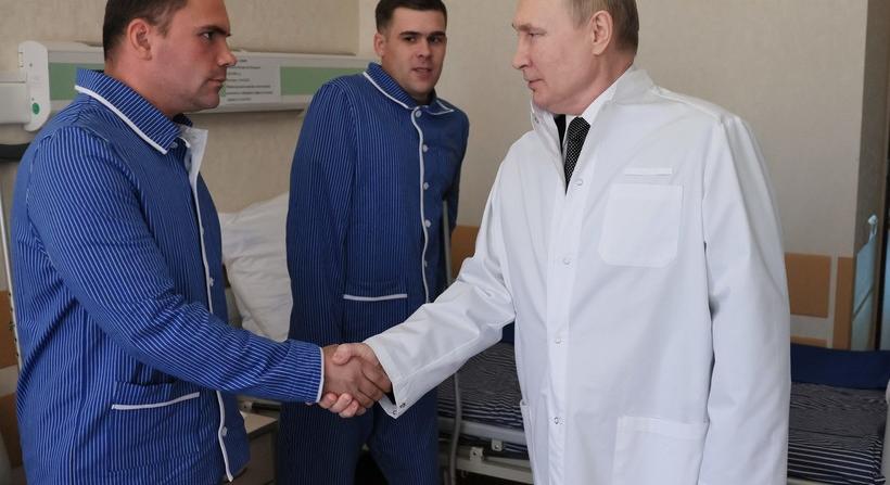 Fehér köpenyben látogatta meg a sebesült orosz katonákat Putyin