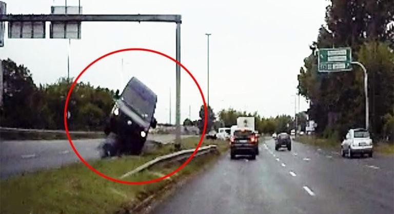 Videón, ahogy egy furgon átgázol a szembesávba a Ferihegyi reptérre vezető úton