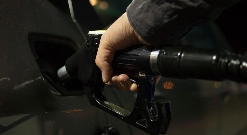 Csökken a benzin beszerzési ára a magyar kutakon május 27-én