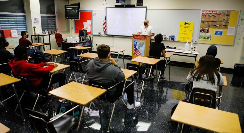 Floridában tilos az iskolákban a homoszexualitás témája, ezért göndör hajáról beszélt egy diák