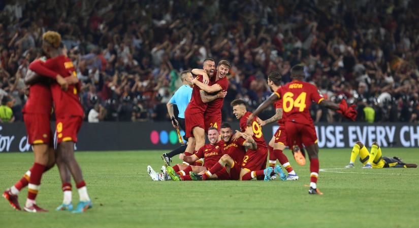 Az AS Roma csapata emelhette először magasba a Konferencia-liga trófeáját