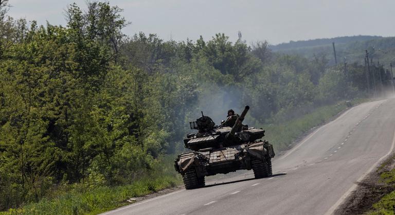Az utakat ágyúzzák az oroszok, a Luhanszki régió 95 százalékát elfoglalták - Oroszország háborúja Ukrajnában – az Index csütörtöki hírösszefoglalója.