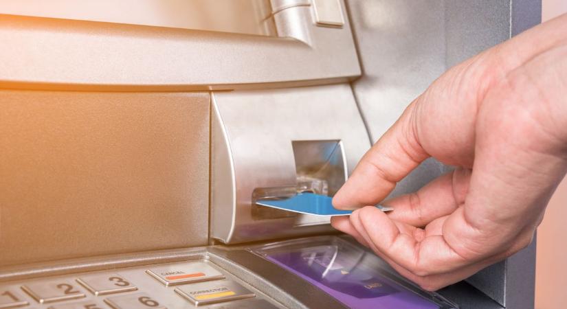 Becsületességből jeles: 150 ezret talált a tatabányai ATM-nél, azonnal leadta a pénzt