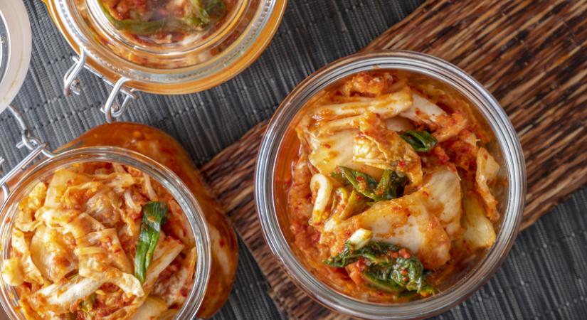 Fűszeres koreai káposztasaláta: a csípős kimchi fermentálással készül