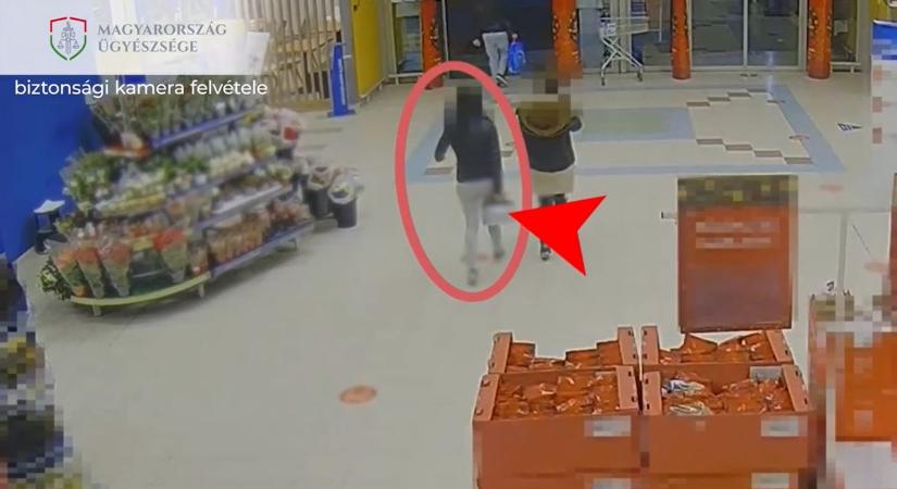 Videón a laza tolvaj: tatai üzletből sétált ki a nő a lopott aksival