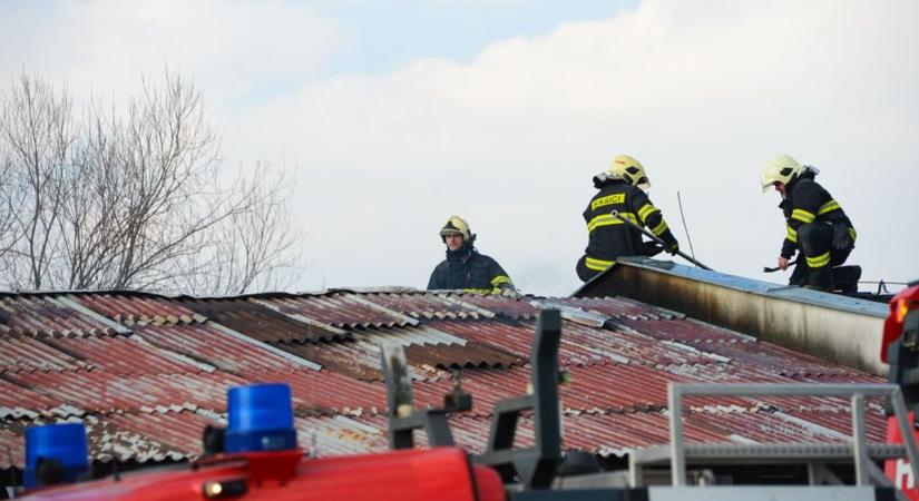 Megdőlt egy szováti lakóház teteje, a tűzoltók mentettek, amit tudtak