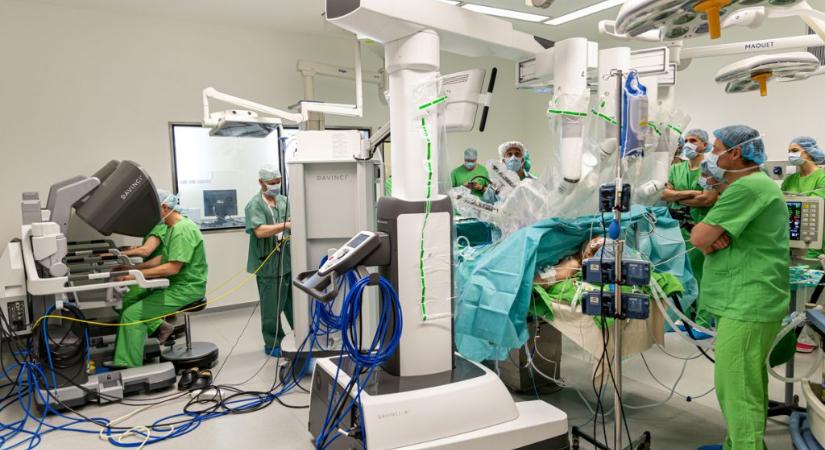 Sikeres robotsebészeti műtét a Semmelweis Egyetem