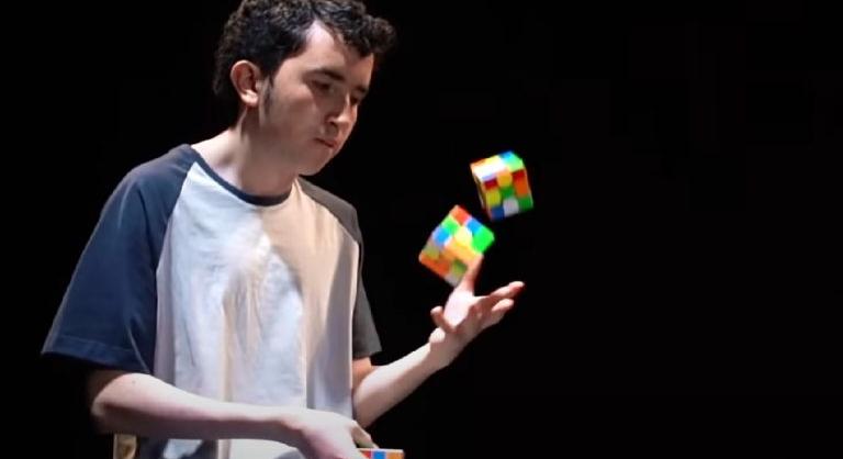 Nézd már ezt a srácot, ahogy zsonglőrködés közben kirak három Rubik-kockát!