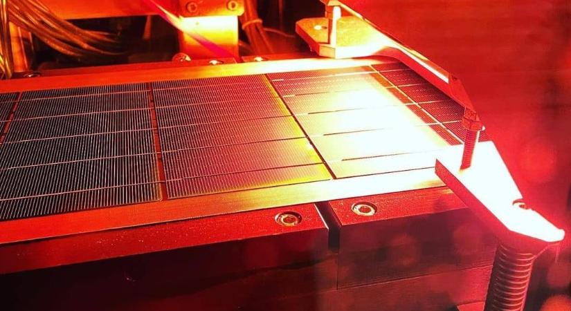 Magyar napelem gyártó épít üzemet Romániában panelek gyártásához