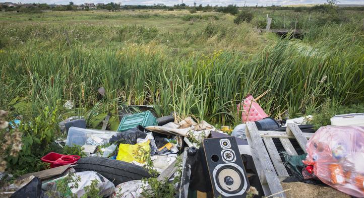 Szeméthegyek lepik el a Jászságot: rengetegen szórják szét illegálisan a hulladékot