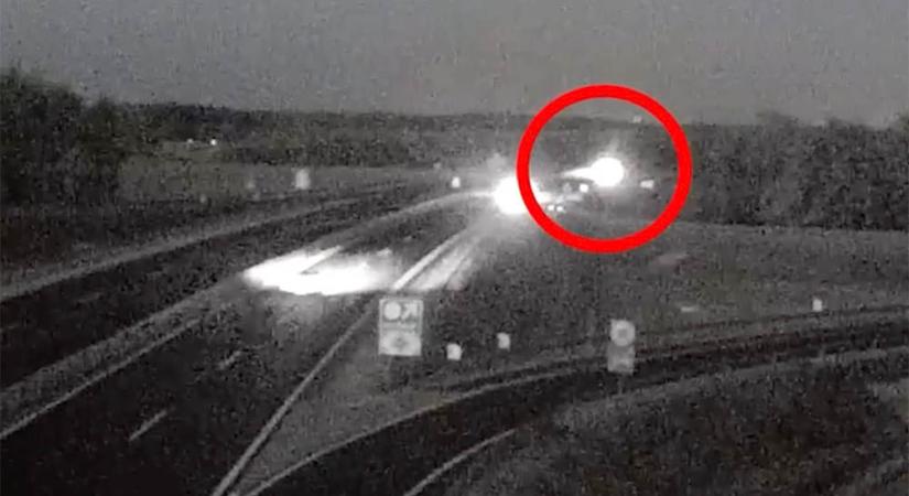 VIDEÓ: Balesetet okozott a forgalommal szemben haladó autós az M85-ön