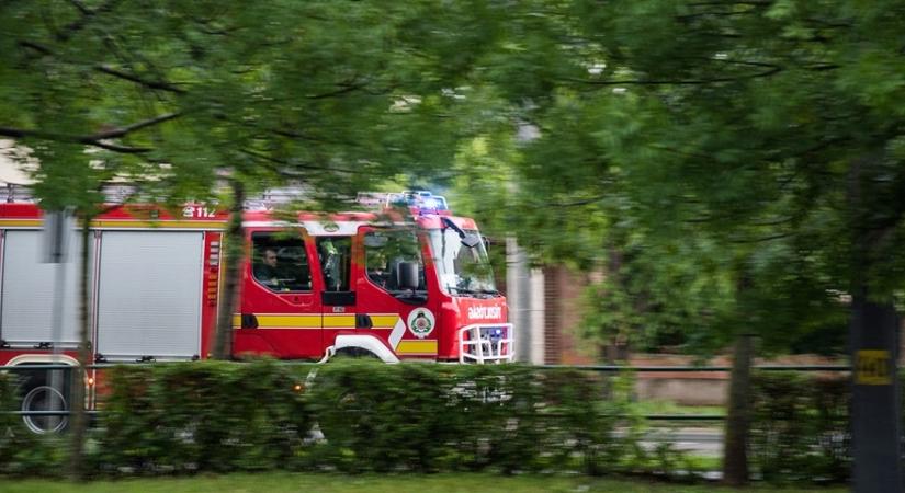 Avartüzekhez, liftbe szorult emberekhez vonultak szerdán a megyei tűzoltók