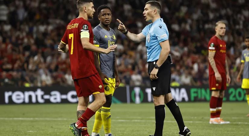 EKL-döntő: Díszsorfalat álltak a romániai magyar bírónak a Roma játékosai - mindenkit lefutott a meccsen