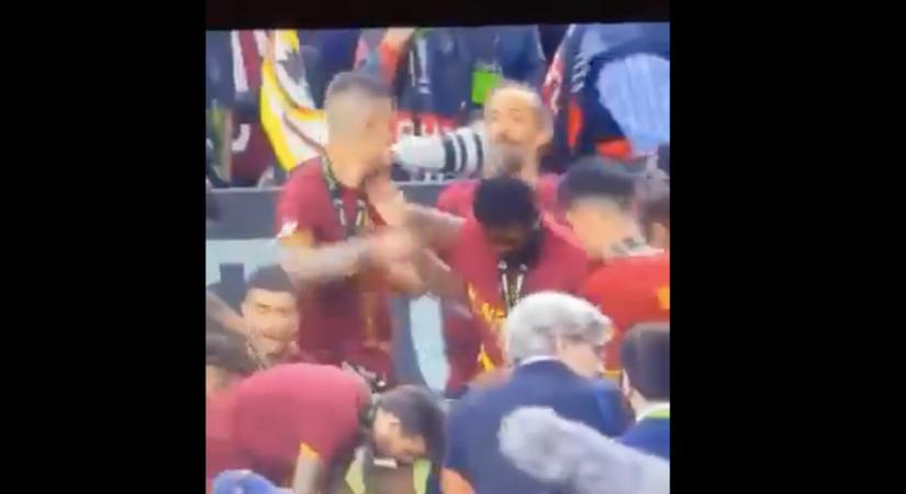 Senki sem érti, miért ütötte meg ököllel egyik fiatal csapattársát és miért támadt a másikra a kupagyőzelem után a Roma hátvédje