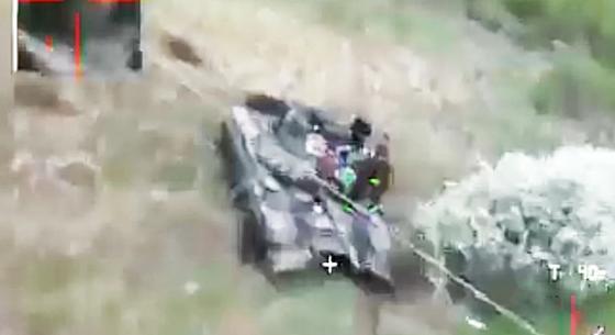 Ritka videó Ukrajnából: ezt látta a kamikaze drón, mielőtt belecsapódott egy orosz tankba