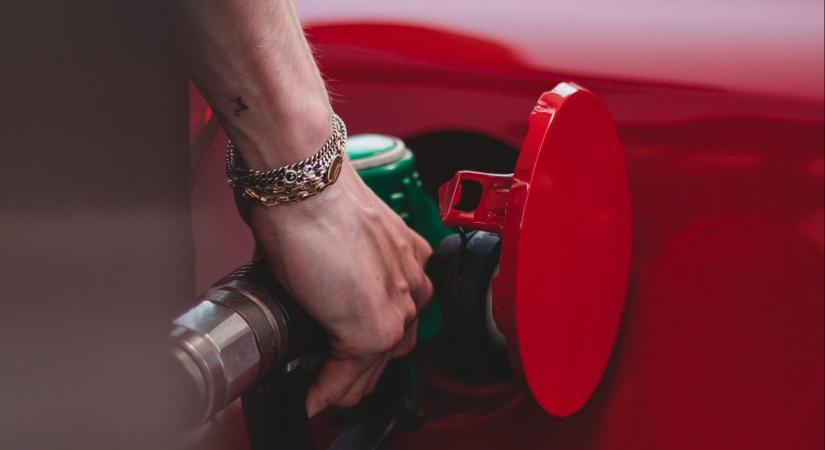 Kormányinfó: péntektől csak a magyar rendszámú autók juthatnak olcsóbb üzemanyaghoz